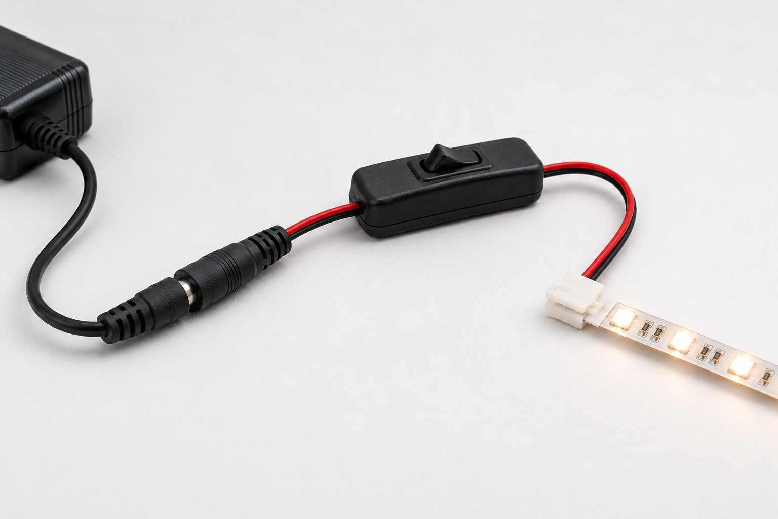 Napájecí zástrčka DC 2,1 na 5,5 mm s připojeným LED páskem  přes CLICK konektor
